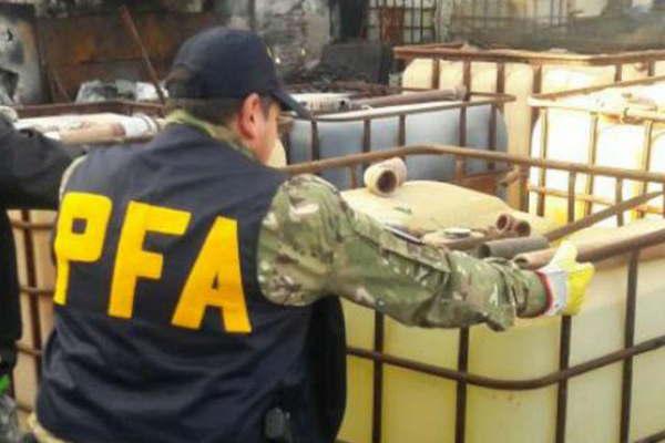 Secuestran miles de litros de precursores quiacutemicos vinculados a una banda narco con nexos en Santiago