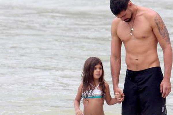 El actor brasilentildeo dedica sus horas libres al anaacutelisis y a salidas con su novia y su hija