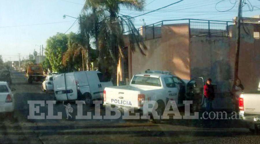 Violento choque entre una camioneta y un patrullero de la policiacutea