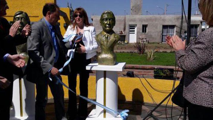 Una intendenta Kirchnerista inauguroacute el primer monumento a Macri del paiacutes