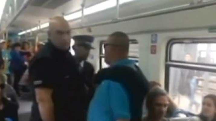 Un patovica obligoacute a dos mujeres a bajar del tren porque se besaban