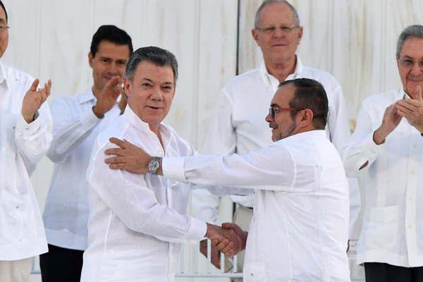 Santos y Timochenko firmaron el histoacuterico acuerdo de paz 