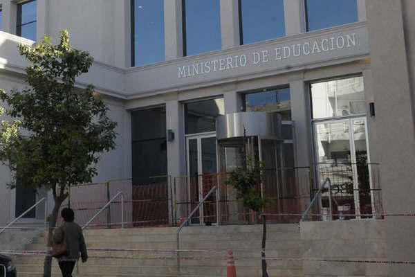 Convocan a notificarse de cargos jeraacuterquicos del Nivel Secundario 