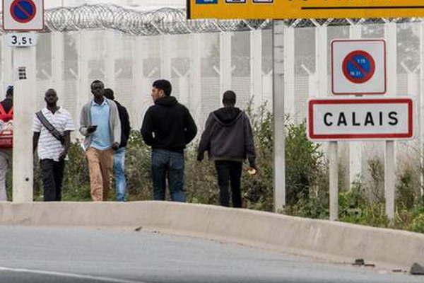 Hollande promete desmantelar La Jungla de Calais 