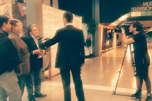 Los Manseros Santiaguentildeos siguen ofreciendo su corazoacuten en la TV argentina