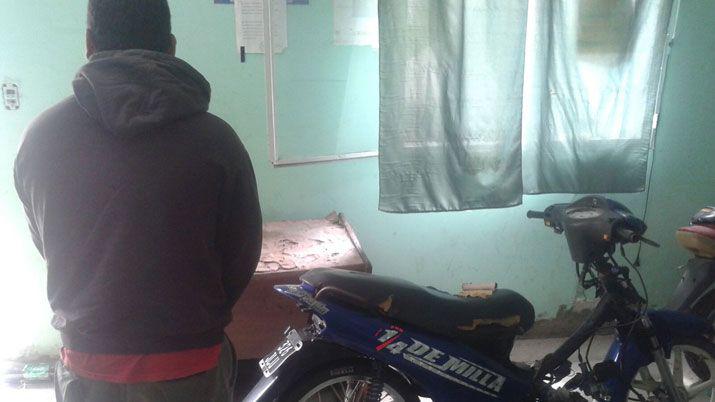 Fue a visitar a su novia y le robaron la moto