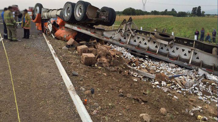 Foto archivo Violento vuelco de un camión que transportaba cervezas