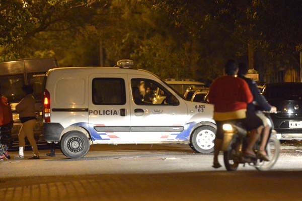 Un menor y un coacutemplice robaron una moto a un joven que visitaba a su novia 