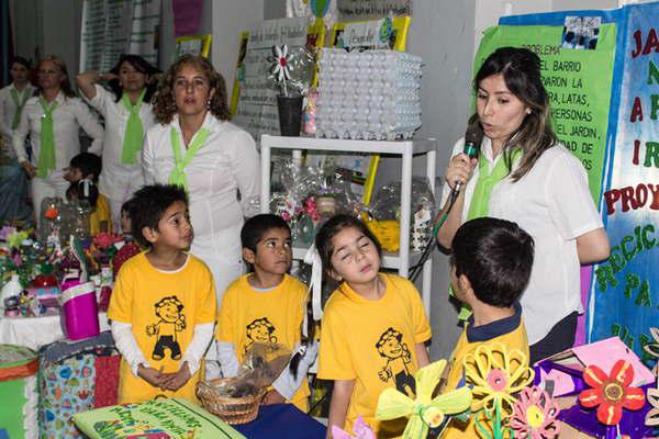 El intendente Mirolo sorprendioacute a los chicos de  los jardines municipales en la Feria de la Ciencia