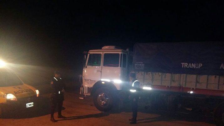 Secuestran camioacuten cargado con 29 mil kilos de soja por falta de documentacioacuten