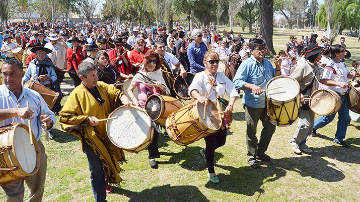 El Indio Froilaacuten llevoacute la Marcha de los Bombos a Coacuterdoba