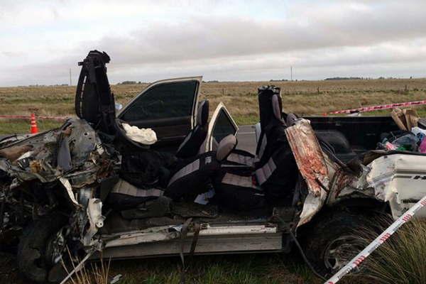 Hubo dos muertos al chocar una camioneta contra un camioacuten