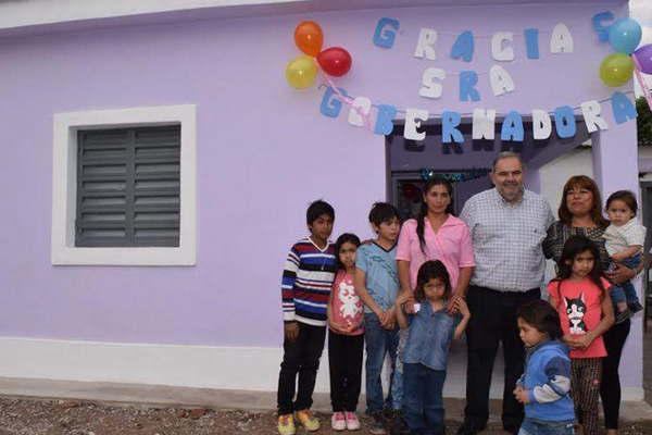 Tambieacuten se entregaron moacutedulos habitacionales  en La Banda y Capital 