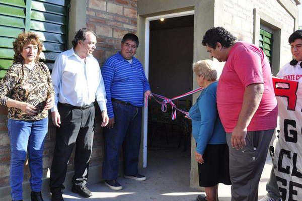 Vecinos de El Aibe y del barrio Independencia con casa nueva