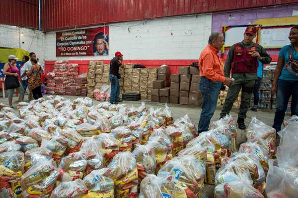 Militantes chavistas controlan la venta  de alimentos baacutesicos