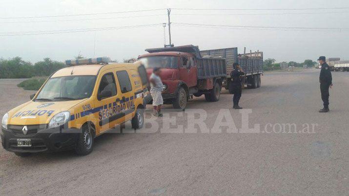Retienen un camioacuten con 850 postes de quebracho colorado