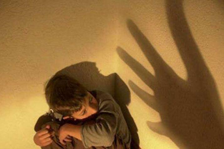 Denuncian a violenta madre por golpear a su hijo de tres antildeos