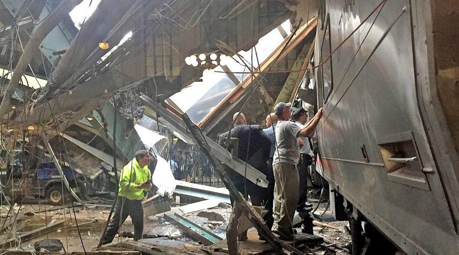 Al menos 3 muertos al chocar un tren en Nueva Jersey