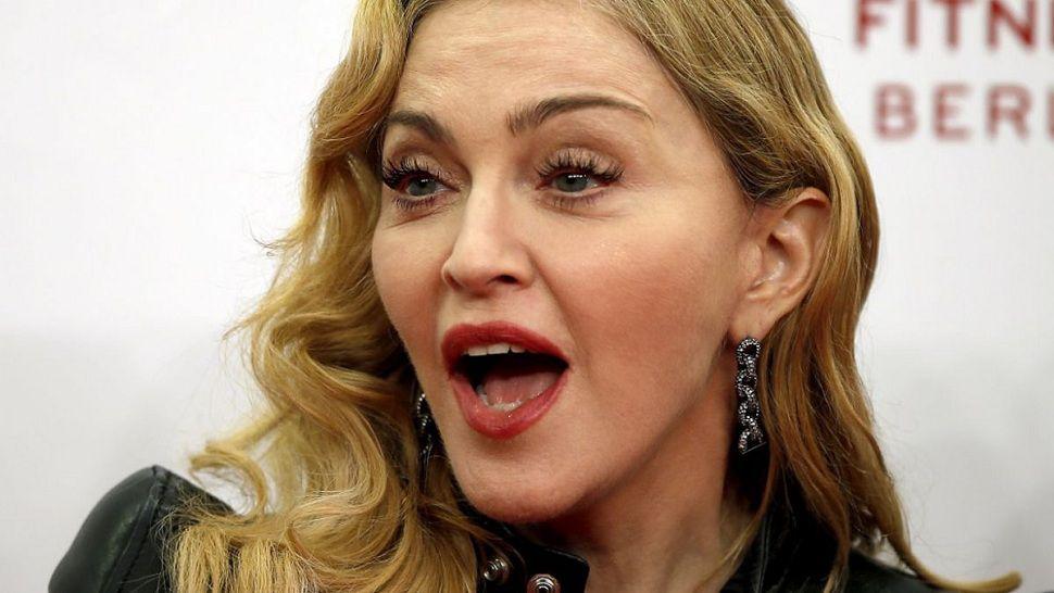 Madonna despidioacute a Shimon Peres con la bandera de Argentina