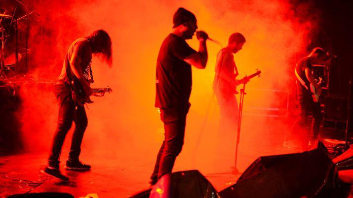 Avemanthra hard rock bandentildeo en el escenario de Tecnoacutepolis