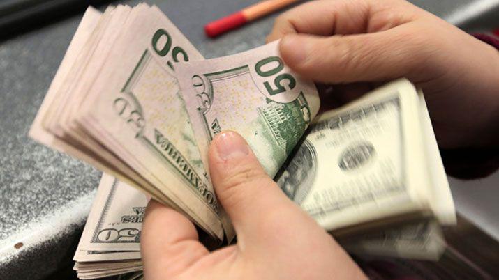 El dólar cotiza estable a 1562