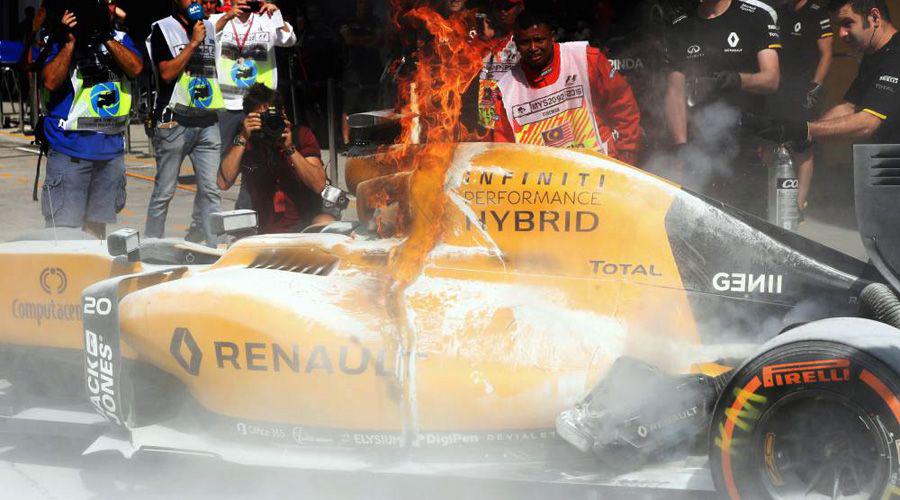 Cerca del drama en Sepang- el Renault de Magnussen en llamas