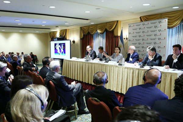 Michetti expuso en Toronto ante un panel de maacutes de 80 empresarios 