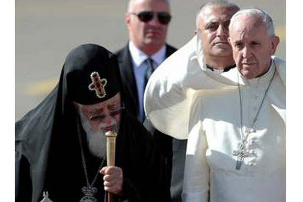 El papa Francisco inicioacute su gira por la turbulenta regioacuten del Caacuteucaso