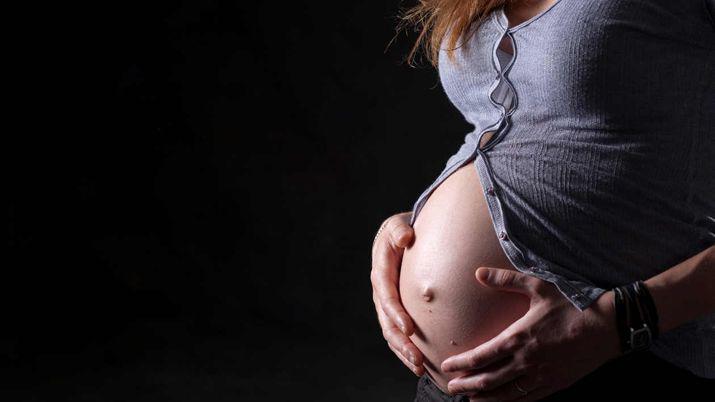 Mujer denuncioacute que su nieta de 15 antildeos estaacute embarazada de 2 meses