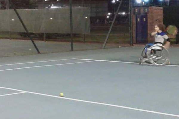 Con el apoyo del Gobierno de la provincia Kristal entrena tenis adaptado en el Cenard