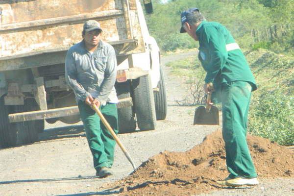 Realizan mejoras viales  en caminos y rutas  de Choya y Guasayaacuten