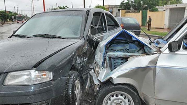 Chocaron y uno de los autos terminoacute impactando en una casa