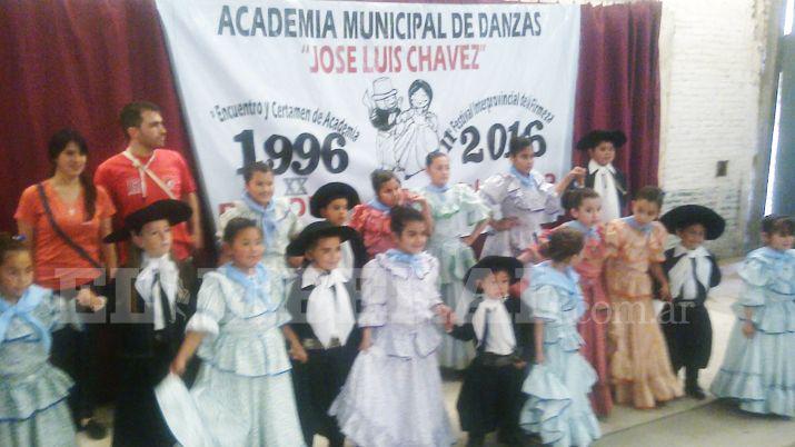 Bandera reuacutene a los maacuteximos exponentes de la danza folcloacuterica