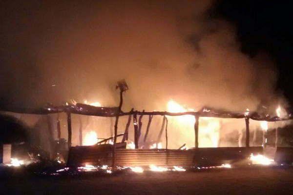 Un incendio provocoacute el derrumbe de parte del techo de una vivienda