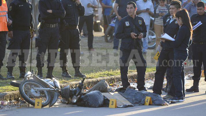 Violento choque entre una moto y un camioacuten dejoacute como saldo un muerto