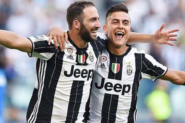 El Pipa Higuaiacuten facturoacute por duplicado en la victoria de Juventus 