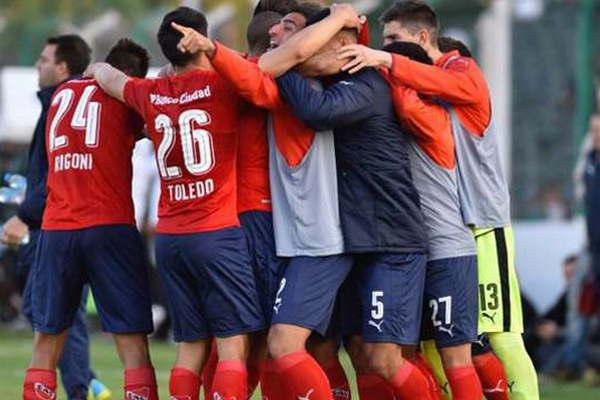 Independiente pisoacute fuerte en Juniacuten y tambieacuten se prende en la pelea de arriba