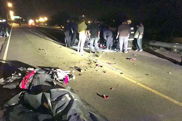 Dos loretanos muertos en choque frontal de motocicletas