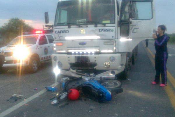 Hincha de San Martiacuten muere al chocar de frente con camioacuten