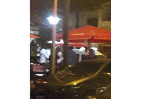 Salvaje agresioacuten a una joven en la vereda de un restaurante