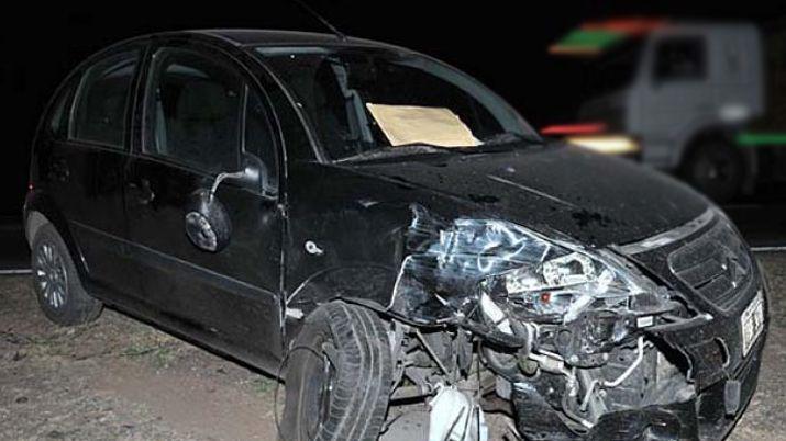 Fuerte choque entre dos autos deja una mujer herida