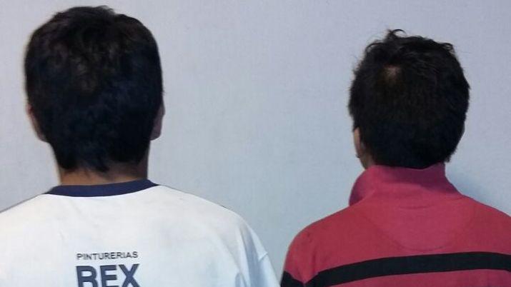 Detienen a dos joacutevenes que circulaban en una moto robada