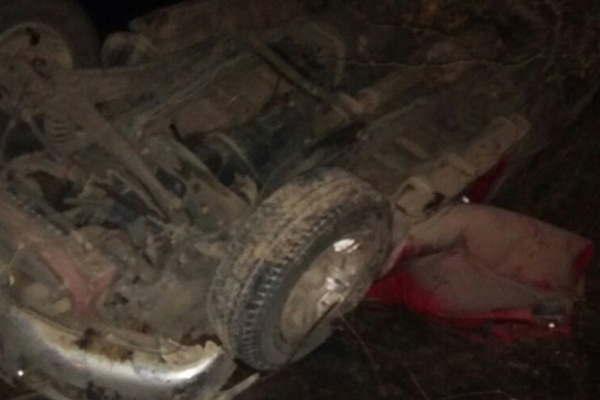 Automovilista herido tras chocar una vaca y volcar