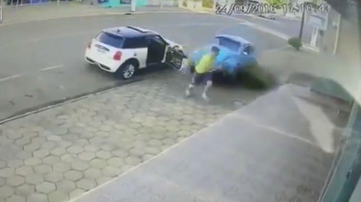 Video- Joven se salva de morir aplastado por un auto