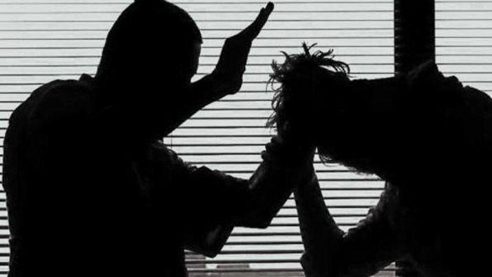 Novio celoso le propinoacute feroz paliza a su joven novia