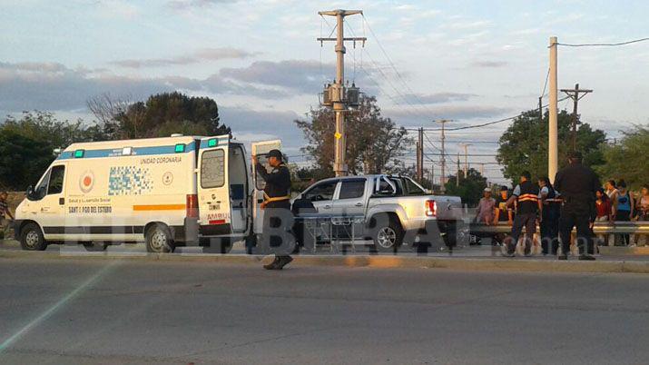 Quedoacute con su moto bajo las ruedas de una camioneta