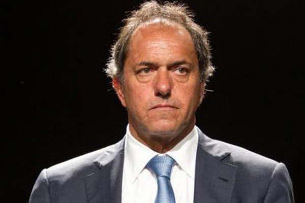 Acusan a Scioli de usar dinero puacuteblico para su campantildea