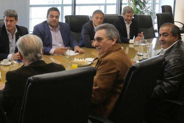 Analizan un bono para los jubilados de 750 a 1000