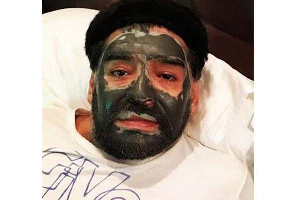 Maradona sorprendioacute con una maacutescara