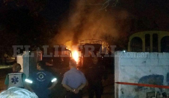 Se incendiaron tres vehiacuteculos por completo en Las Termas